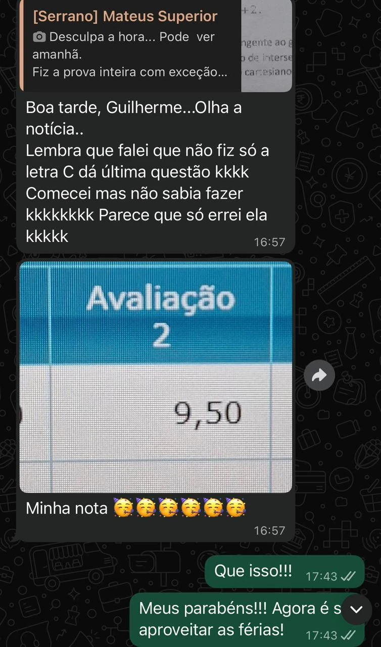 Aluno do ensino superior mostra a nota 9,50 na avaliação
