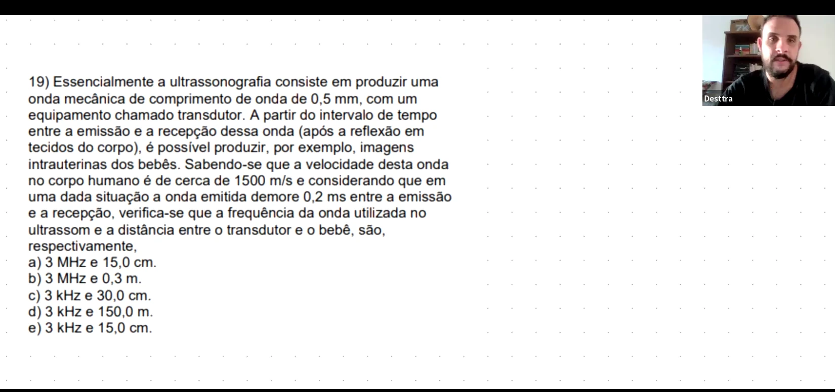 Captura de tela de uma aula real: o enunciado de uma questão de física no quadro digital e o professor em vídeo no canto
